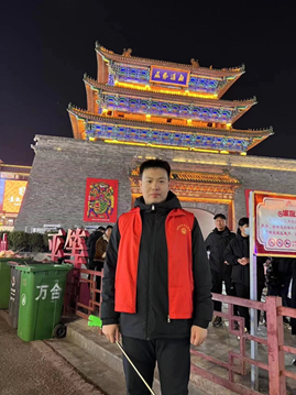 人站在建筑前中度可信度描述已自动生成