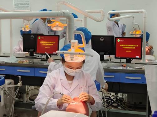 图片包含 室内, 人, 桌子, 食物描述已自动生成